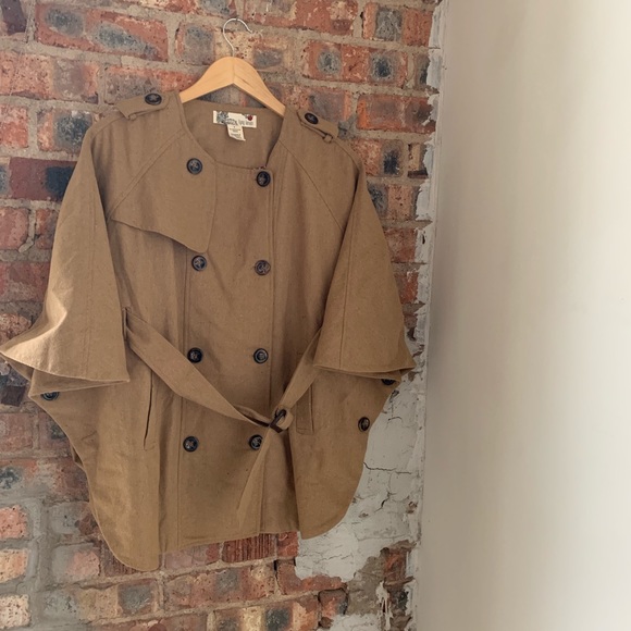 Women's cape outerwear - Picture 4 of 6